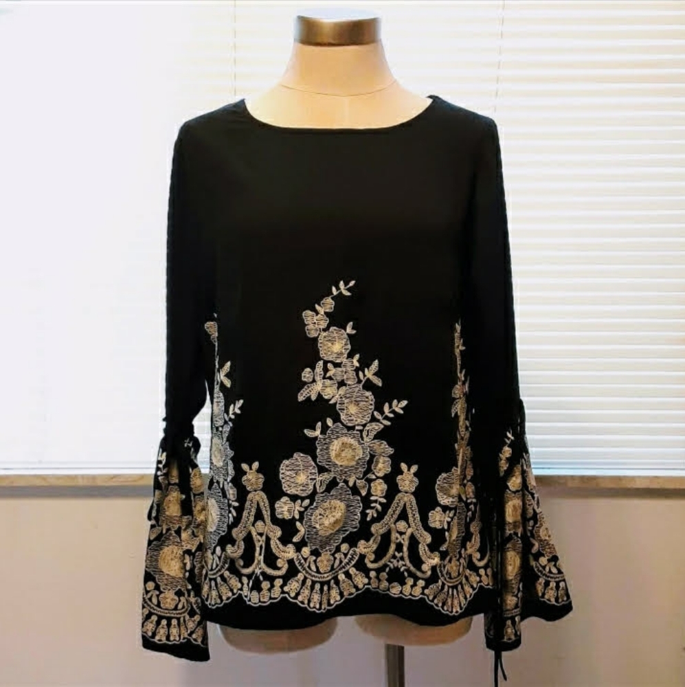 Maurice's Bell Sleeve Floral Detail Blouse Med
